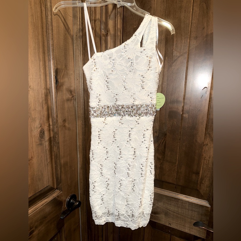 Elegant White Lace One-Shoulder Dress